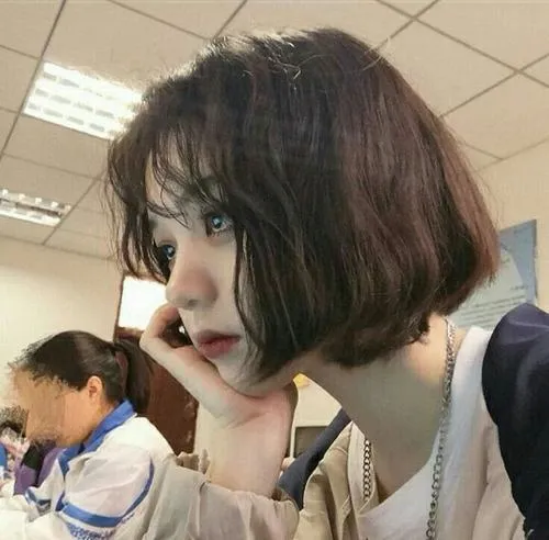 Ảnh tóc ngắn thẳng tự nhiên rất dịu mắt