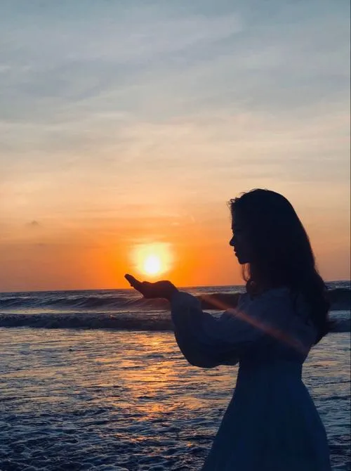 Dáng chụp ngoài biển bán thân nhấn ánh nhìn tự nhiên.