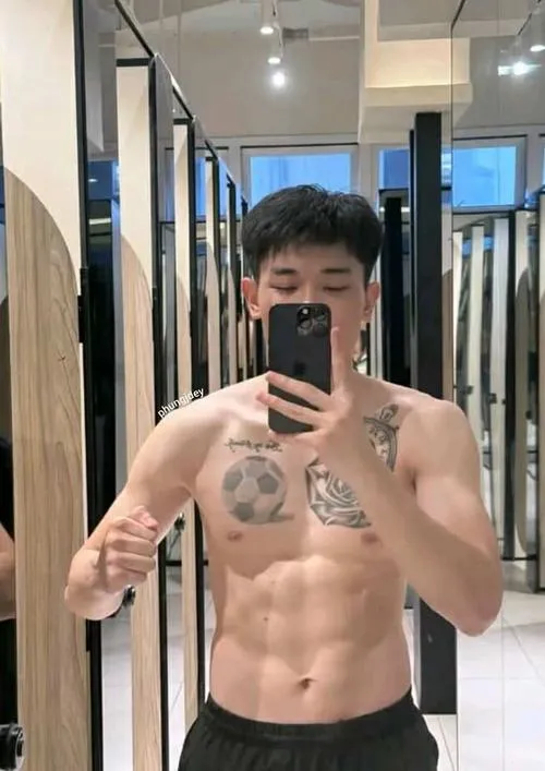 Trai đẹp chụp gương hành lang, V line gọn, thần thái bình thản kiểu sạch sẽ