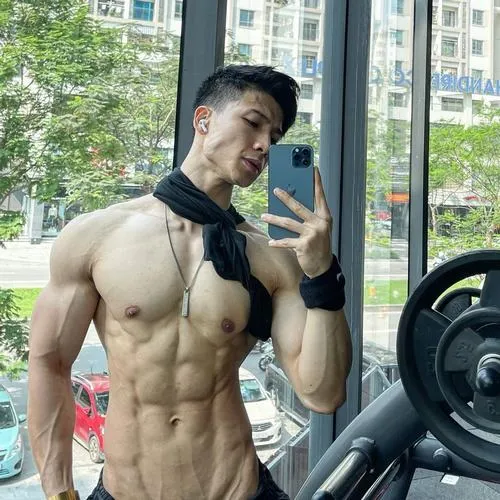 Nam thần sáu múi đứng cạnh cửa kính, vai rộng nổi khối, da ngăm nhẹ nhìn cực cuốn