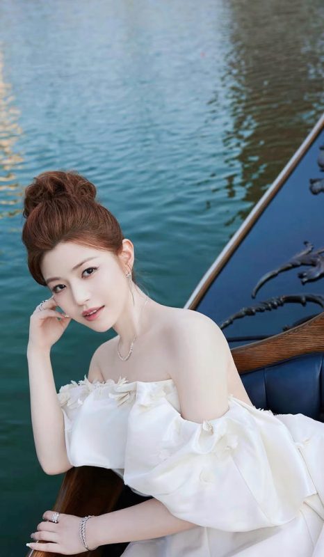 Hình ảnh girl đáng yêu với nụ cười tươi, ánh mắt trong trẻo