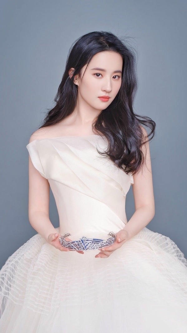 Lưu Diệc Phi rạng rỡ tuyệt