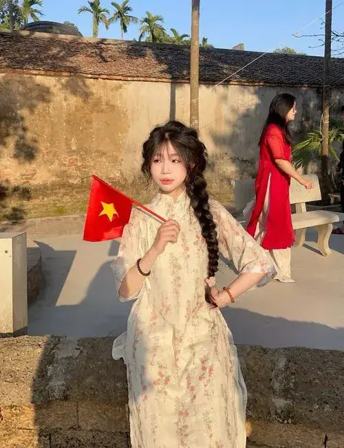 Cách tạo dáng với áo dài tôn cổ áo và tay áo