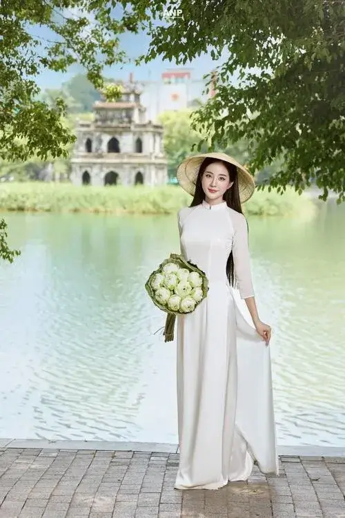 Nhịp bước chân chậm làm tà áo bay nhẹ đầy cảm xúc