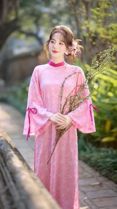 Tư thế thân trên thẳng giúp đường eo áo dài thanh thoát