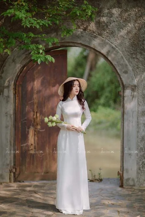 Dáng chụp áo dài phù hợp tạo vẻ kín đáo và mềm mại