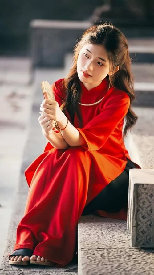 Áo dài gồm thân áo và tà áo tạo hình cân đối