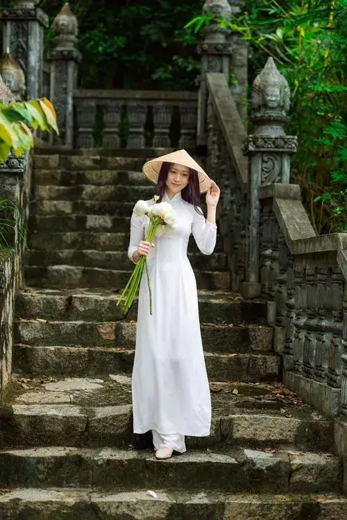 Tổng thể dáng người hài hòa cùng hướng mắt sâu lắng