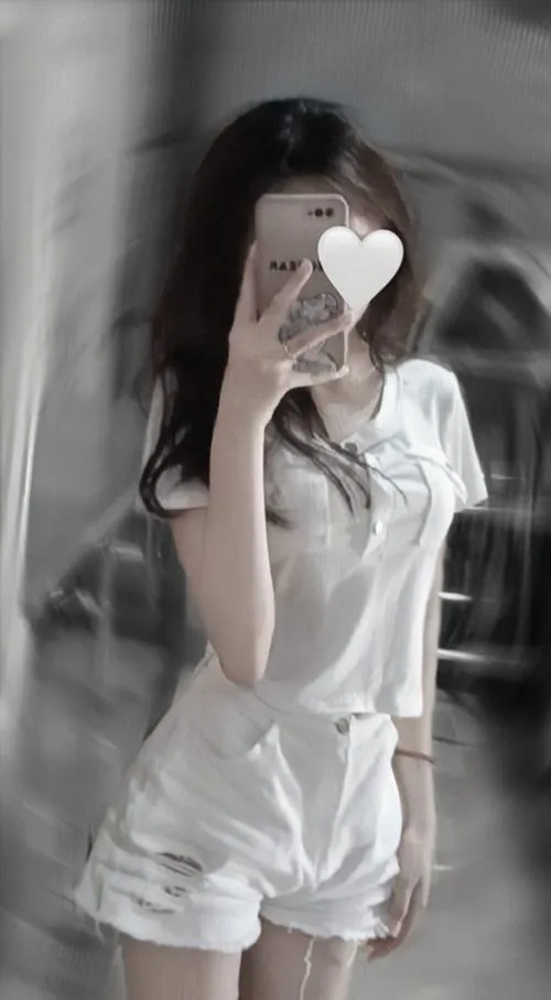 Gương phòng phản chiếu cô nàng xinh xắn che mặt mơ màng