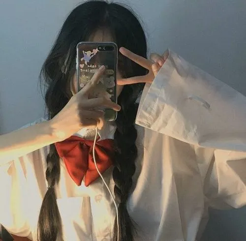 Che mặt bằng điện thoại tạo vibe nghệ thuật nhẹ cho cô gái
