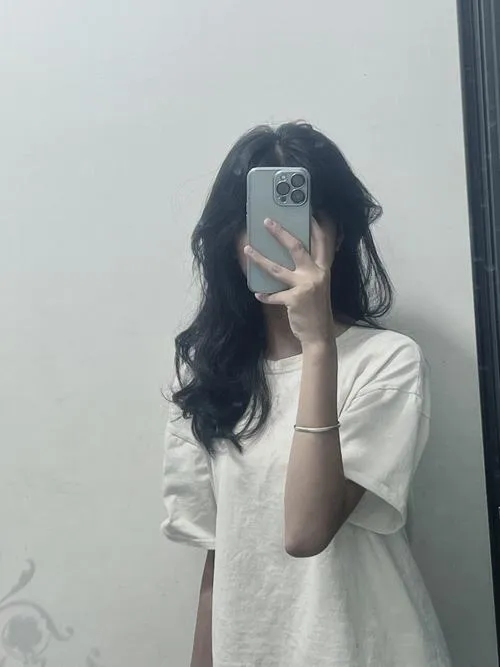 anh gai dep che mat bang dien thoai truoc guong 29