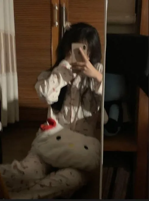 anh gai dep che mat bang dien thoai truoc guong 31
