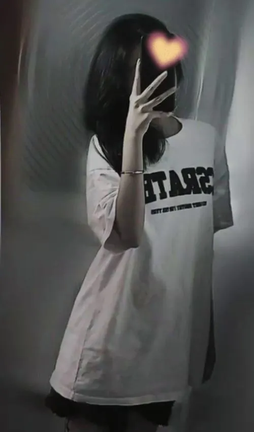 anh gai dep che mat bang dien thoai truoc guong 33
