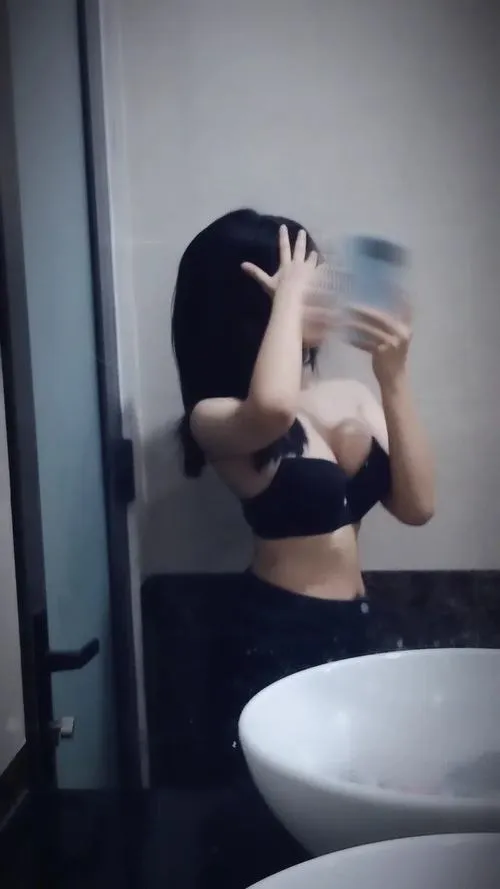 anh gai dep che mat bang dien thoai truoc guong 36