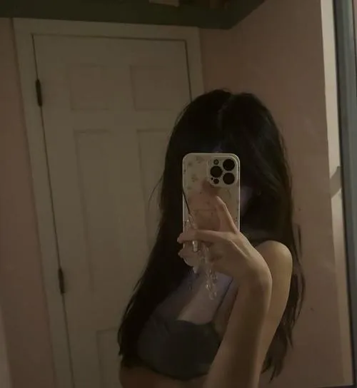 anh gai dep che mat bang dien thoai truoc guong 40