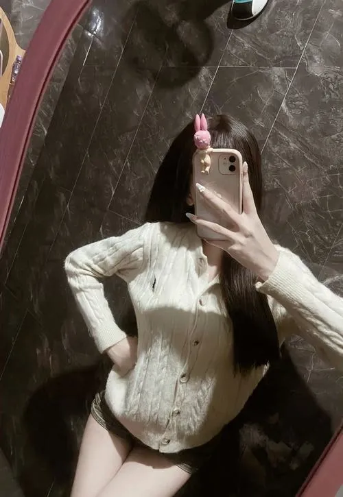 anh gai dep che mat bang dien thoai truoc guong 46