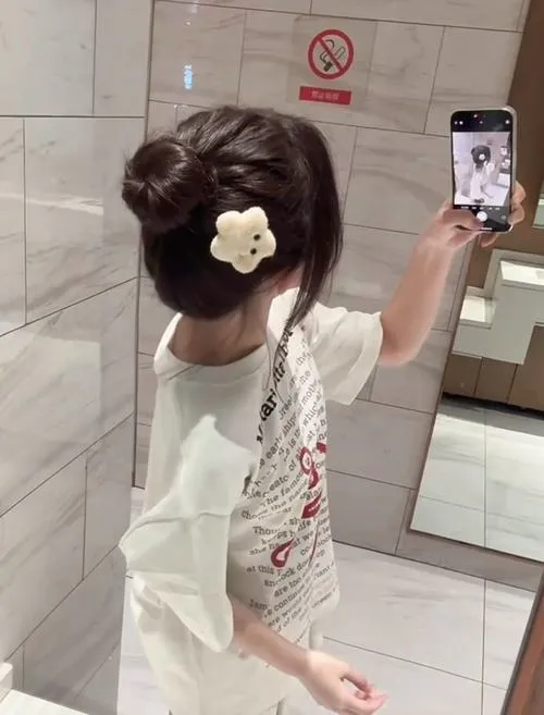 Gái xinh búi tóc chụp gương che mặt bằng điện thoại giữa ánh sáng dịu dàng