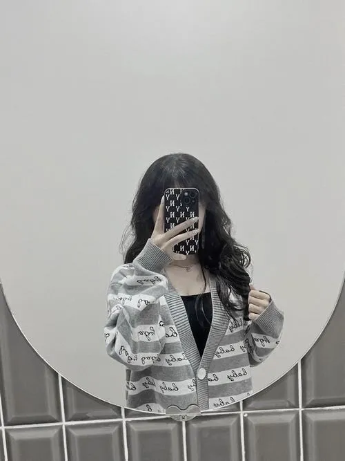 Ảnh selfie kín mặt thể hiện cảm xúc lặng và sâu