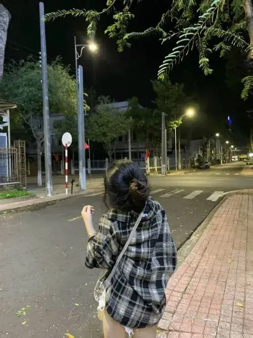 anh gai xinh quay lung che mat 17