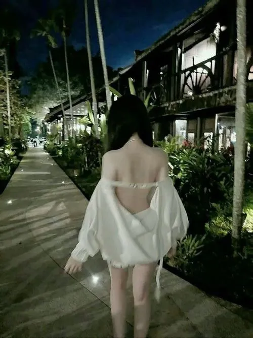 Gái đẹp quay lưng để ánh sáng tôn hình khối