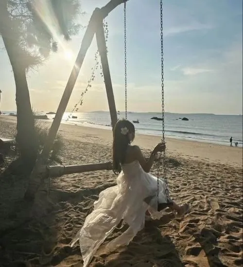 Gái đẹp quay lưng tạo khoảng lùi cuốn hút