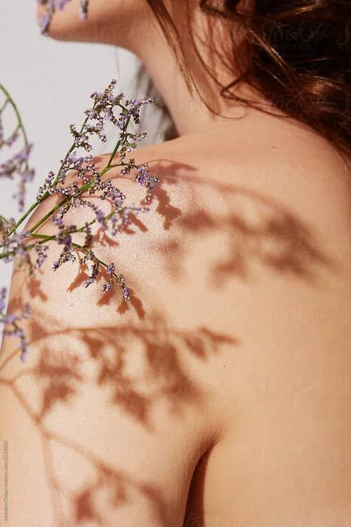 Hình nude tinh tế gợi nhịp thở thị giác chậm rãi.