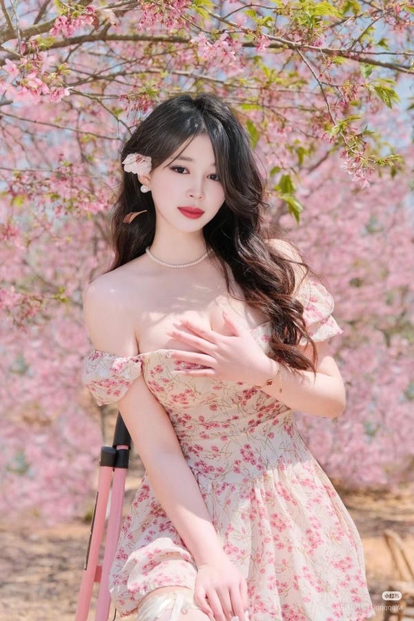 Gái xinh bên hoa đào với vẻ đẹp tinh khôi.