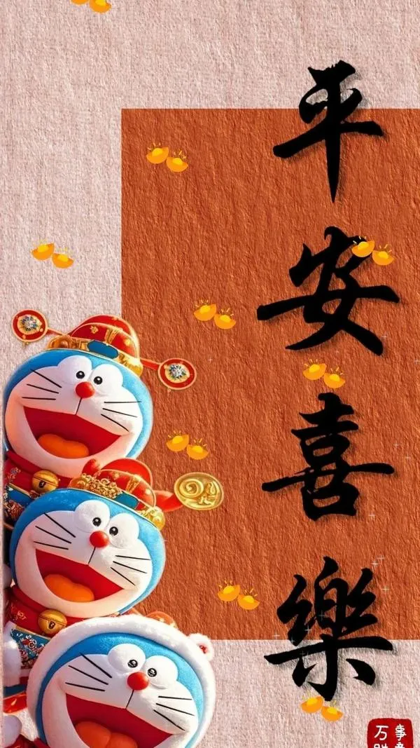 hinh-anh-doraemon-tet-2026-2 Tải ảnh Chồn Xanh xếp chồng vui nhộn cạnh thư pháp bình an, tông đỏ vàng đậm chất xuân