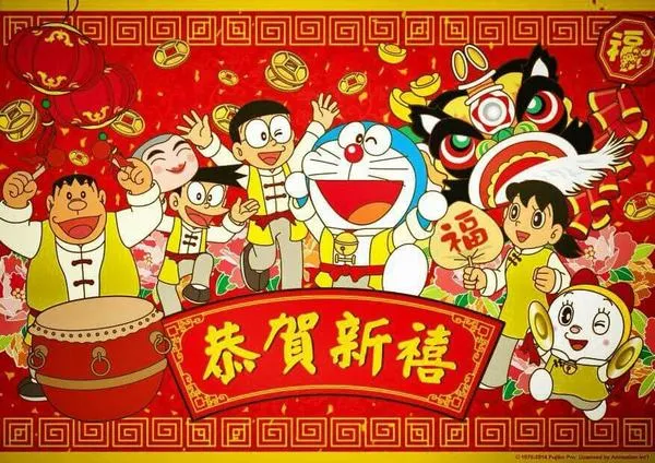 hinh-anh-doraemon-tet-2026-25 Ảnh fanart đại cảnh nhóm bạn cười rộn, banner chúc mừng năm mới, sắc đỏ phủ đầy khung hình