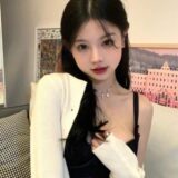 Hình nền điện thoại cô gái phố với phong cách trẻ trung